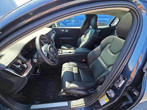 2025 Volvo S60 PLUSE DARK THEME