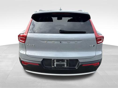 2025 Volvo XC40 B5 Core