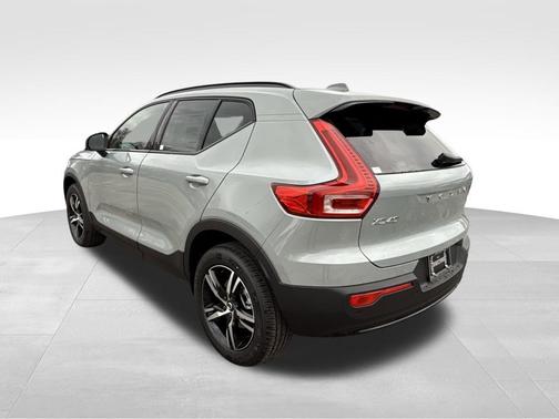 2026 Volvo XC40 B5 Core