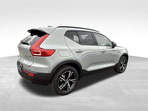 2026 Volvo XC40 B5 Core