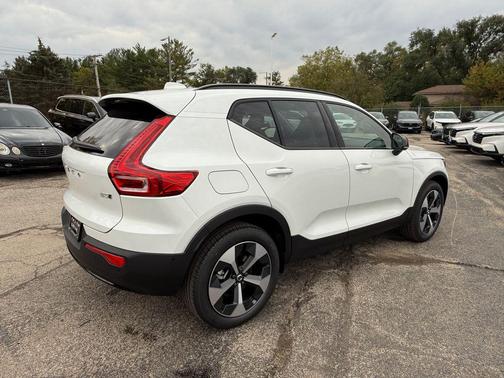 2026 Volvo XC40 B5 Plus
