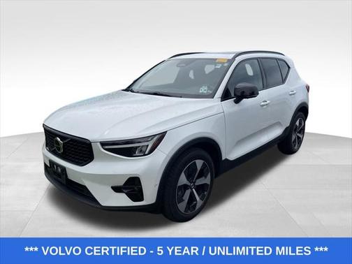 2023 Volvo XC40 B5 Plus Dark Theme