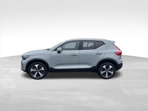 2025 Volvo XC40 B5 Core