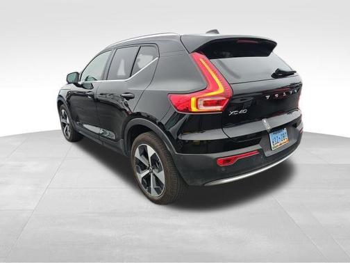 2025 Volvo XC40 B5 Plus Bright Theme