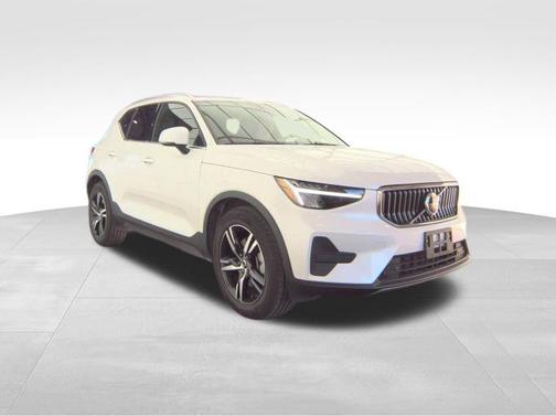 2025 Volvo XC40 B5 Core
