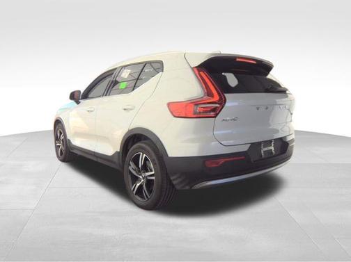 2025 Volvo XC40 B5 Core