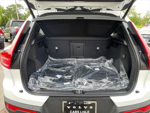 2025 Volvo XC40 B5 Plus Dark Theme