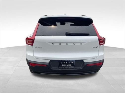 2025 Volvo XC40 B5 Plus Dark Theme