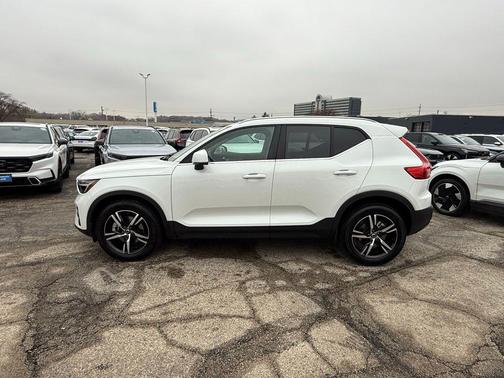 2025 Volvo XC40 B5 Core