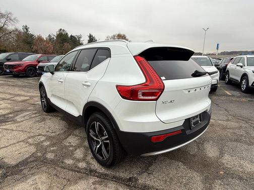2025 Volvo XC40 B5 Core