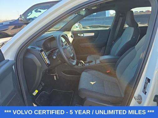2025 Volvo XC40 B5 Core
