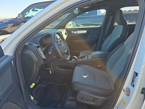 2025 Volvo XC40 B5 Core