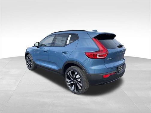 2025 Volvo XC40 B5 Ultra Dark Theme