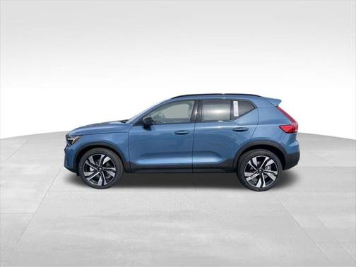 2025 Volvo XC40 B5 Ultra Dark Theme