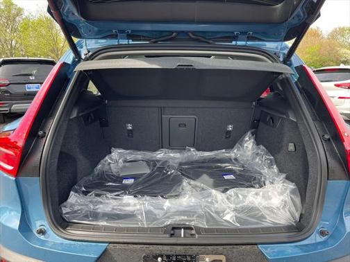 2025 Volvo XC40 B5 Ultra Dark Theme