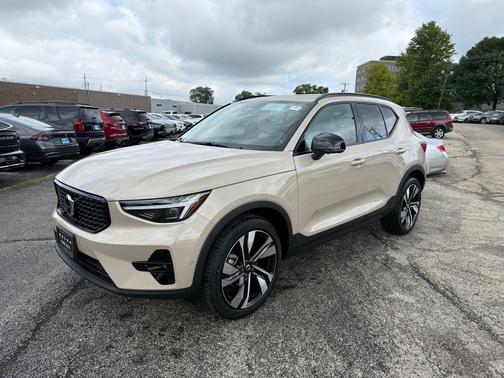 Sand Dune Metallic 2026 Volvo XC40 B5 Ultra
