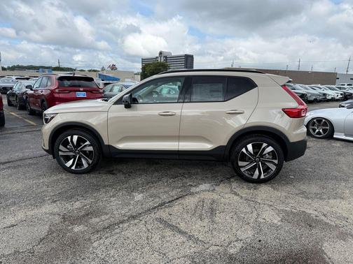 Sand Dune Metallic 2026 Volvo XC40 B5 Ultra