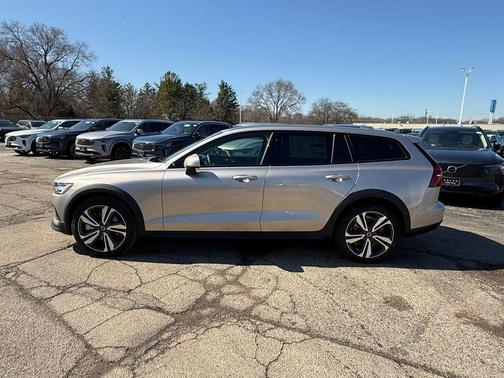 2026 Volvo V60 Cross Country B5 Plus