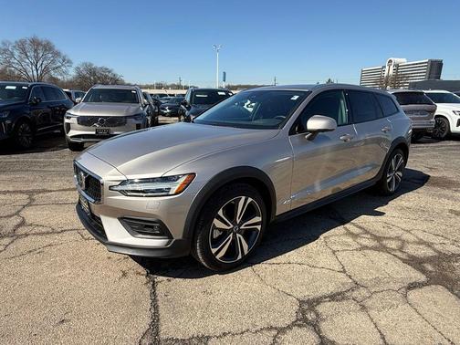 2026 Volvo V60 Cross Country B5 Plus