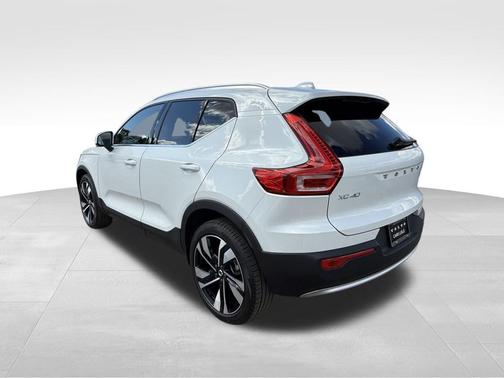 2025 Volvo XC40 B5 Plus Bright Theme