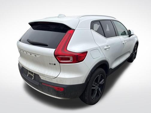2025 Volvo XC40 B5 Core