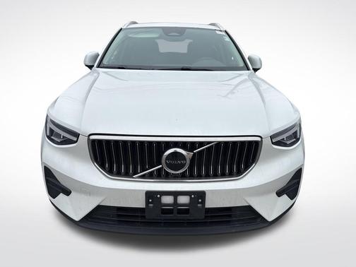 2025 Volvo XC40 B5 Core