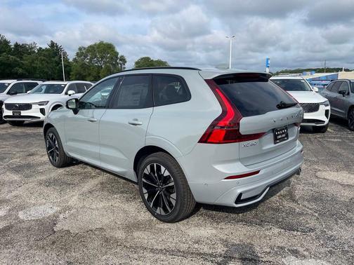 2026 Volvo XC60 B5 Plus Dark Theme