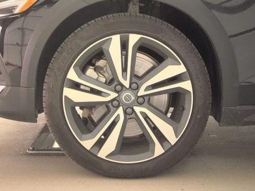 2025 Volvo V60 Cross Country B5 Plus