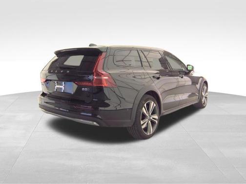 2025 Volvo V60 Cross Country B5 Plus