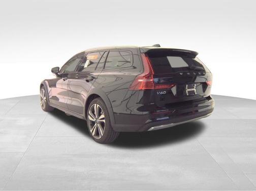2025 Volvo V60 Cross Country B5 Plus