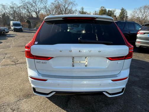 2022 Volvo XC60 Recharge Plug-In Hybrid T8 R-Design