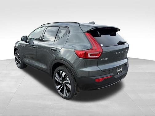 2026 Volvo XC40 B4 Plus