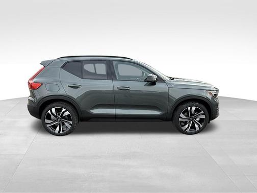 2026 Volvo XC40 B4 Plus