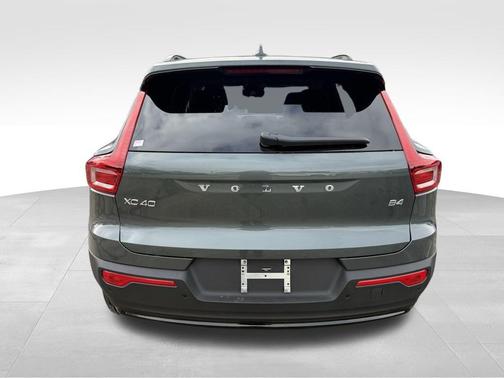 2026 Volvo XC40 B4 Plus
