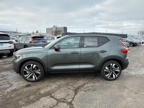 2026 Volvo XC40 B4 Plus