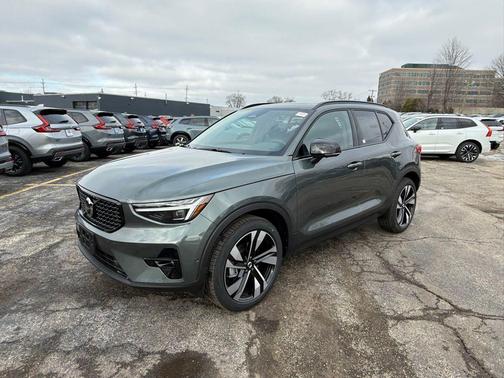 2026 Volvo XC40 B4 Plus