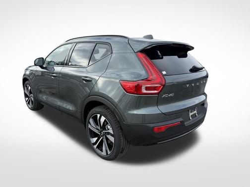 2026 Volvo XC40 B4 Plus