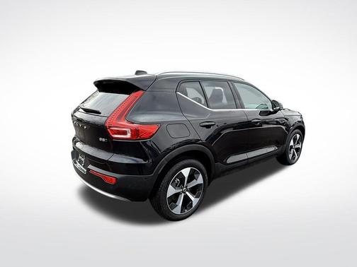 2025 Volvo XC40 B5 Plus Bright Theme