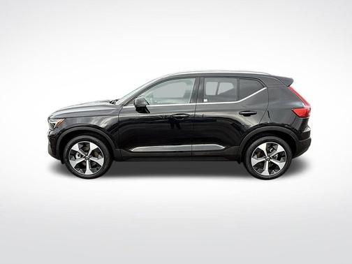 2025 Volvo XC40 B5 Plus Bright Theme