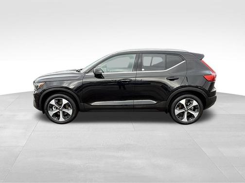 2025 Volvo XC40 B5 Plus Bright Theme