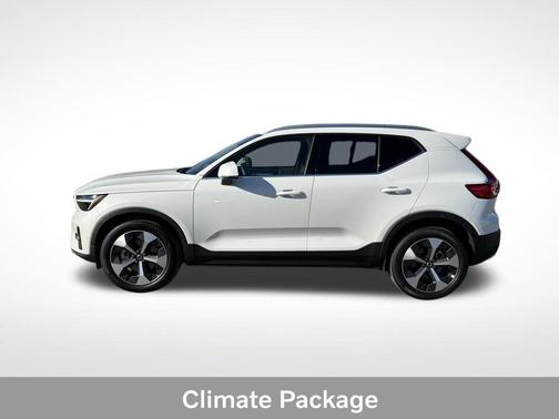 2025 Volvo XC40 B5 Plus Bright Theme