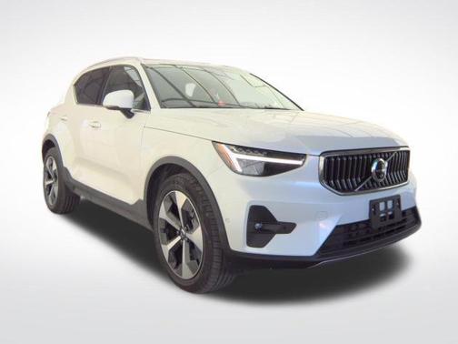 2025 Volvo XC40 B5 Plus Bright Theme