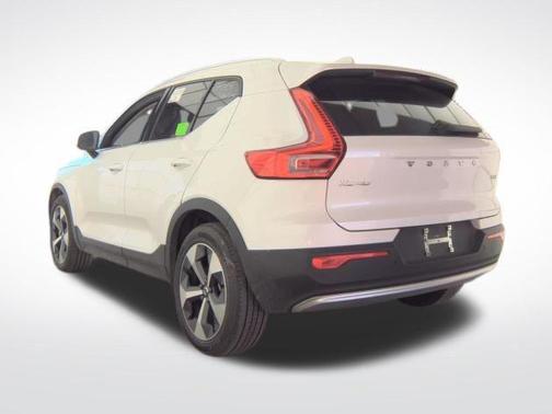 2025 Volvo XC40 B5 Plus Bright Theme