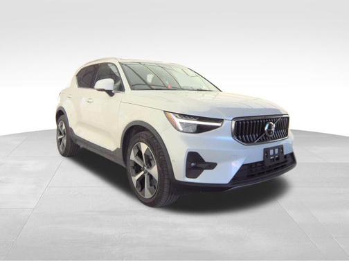 2025 Volvo XC40 B5 Plus Bright Theme