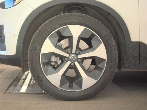 2025 Volvo XC40 B5 Plus Bright Theme