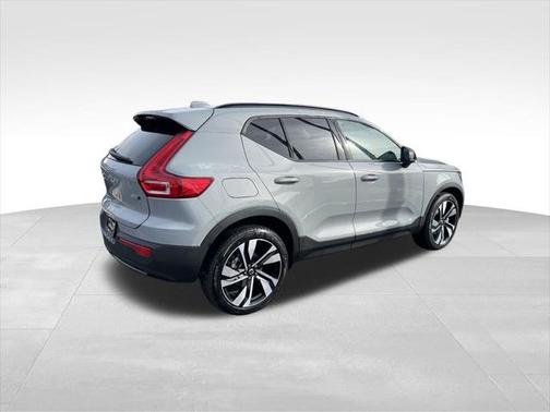 2025 Volvo XC40 B5 Plus Dark Theme