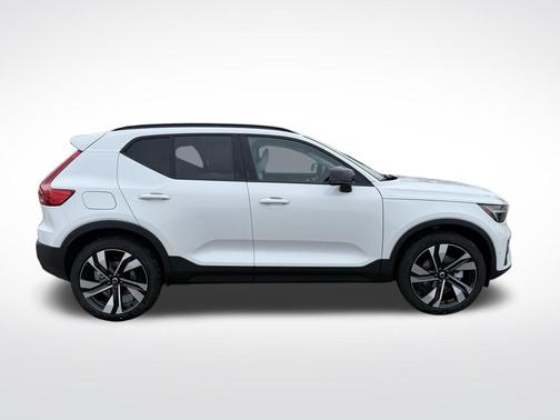 2026 Volvo XC40 B4 Plus