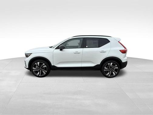 2026 Volvo XC40 B4 Plus