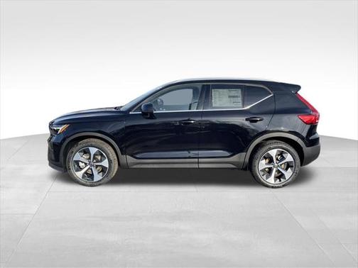 2025 Volvo XC40 B5 Core