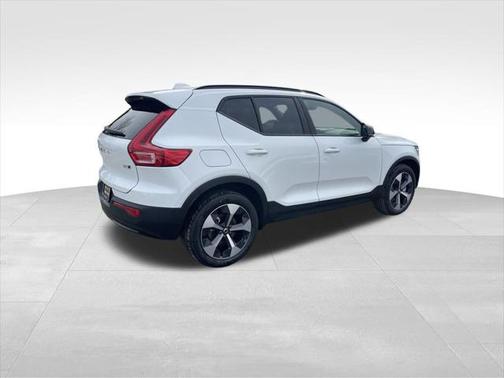 2025 Volvo XC40 B5 Plus Dark Theme